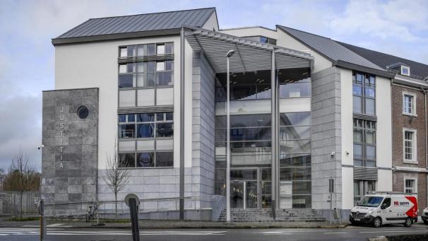 <p>Ein Blick von außen auf das Justizgebäude in Eupen</p>