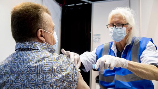 <p>Seit gut einer Woche werden in der DG auch die Menschen unter 65 Jahre zur Corona-Impfung eingeladen. In einem ersten Schritt betrifft dies mehr als 7.000 Ostbelgier mit sogenannten Risikoerkrankungen.</p>