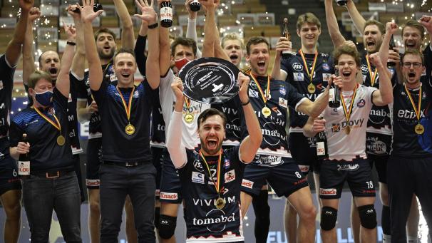 <p>Hendrick Tuerlinckx mit der Meisterschale: Einen schöneren Abschied von Knack Roeselare hätte sich der Hauptangreifer nicht wünschen können.</p>