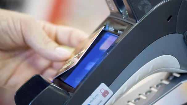 <p>Häufig nutzen Kunden ihre Geldkarten zum Bezahlen. Die Corona-Pandemie scheint diesen Trend verstärkt zu haben. Dies ist auch ein Grund dafür, warum über die Bargeld-Zahlung diskutiert wird – auch im Parlament der DG.</p>