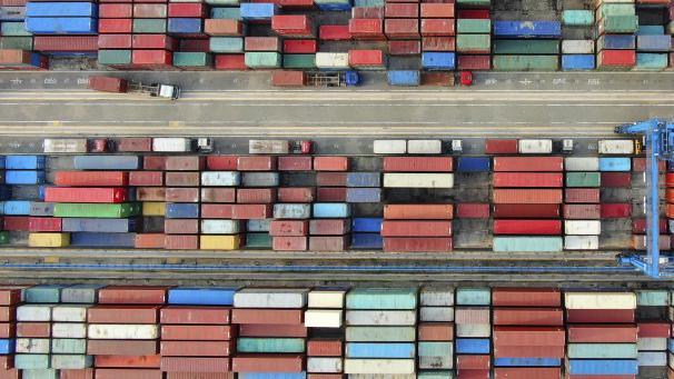 <p>Container stapeln sich im Containerhafen am Jangtse-Fluss in der ostchinesischen Provinz Jiangsu. Chinas Wirtschaft erholt sich zunehmend.</p>