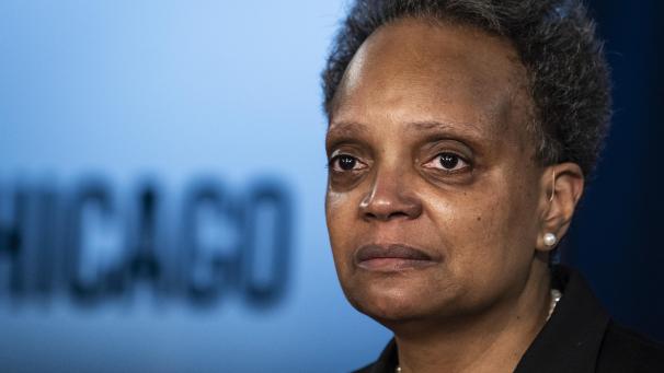 <p>Lori Lightfoot, Bürgermeisterin von Chicago, spricht auf einer Pressekonferenz. Nach dem Tod eines 13-Jährigen bei einem Polizeieinsatz in Chicago hat die Bürgermeisterin der US-Metropole zur Ruhe aufgerufen.</p>