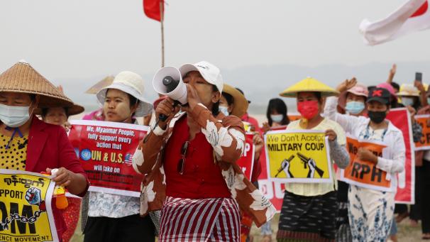 <p>Protestler auf einer Anti-Militär-Demo in Myanmar.</p>