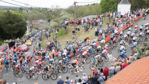 <p>Die „Mauer von Huy“ ist im belgischen Radsport legendär. Ein Bild wie dieses hier (bei der 83. Ausgabe 2019 geschossen) wird es in diesem Jahr nicht geben.</p>