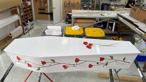 <p>Die Firma Dying Art in Auckland stellt einzigartige, maßgeschneiderte Särge her, die die Menschen widerspiegeln sollen, die später darin liegen werden.</p>