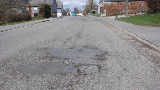 <p>In der Wirtzfelder Straße in Elsenborn sollen die Pflastersteine entfernt und der Fahrbahnbelag erneuert werden. Ratsmitglied Elmar Heindrichs (FDG) kritisierte, dass dies bereits vor zehn Jahren durch den Gemeinderat beschlossen worden sei, das Gemeindekollegium damals aber aus Kostengründen darauf verzichtet hätte.</p>