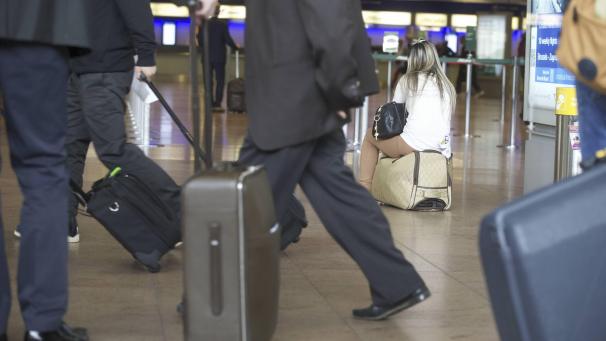 <p>Das Verbot für nicht-essenzielle Auslandsreisen wird am Montag aufgehoben. Dennoch warnen Experten vor Auslandsreisen, weil in vielen Ländern das Infektionsgeschehen nach wie vor sehr hoch ist.</p>