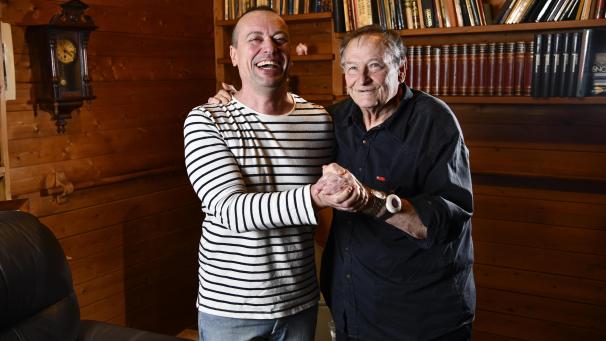 <p>Die Kontaktbeschränkung auf einen einzigen „Knuffelkontakt“ fallen vielen Menschen schwer, mit der Folge, dass viele sich nicht mehr an diese Vorschrift halten.</p>