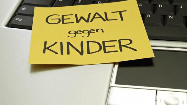 <p>Ein 28-Jähriger soll sich von 2017 bis 2019 an seinen drei Töchtern vergriffen haben, die zum Tatzeitpunkt zwischen zwei und vier Jahren alt waren.</p>