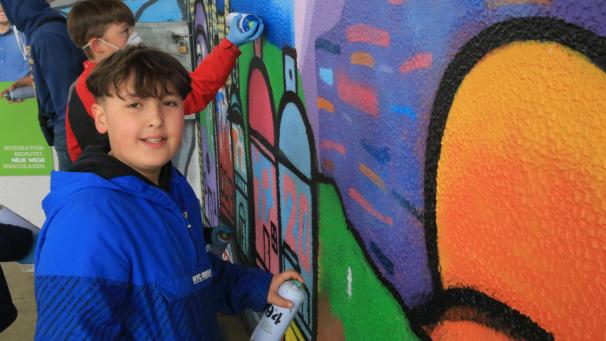 <p>Begeistert bei der Sache: Unter Anleitung von Graffiti-Künstler Adrien Toussaint lernen die Jugendlichen mit der Sprayflasche umzugehen.</p>