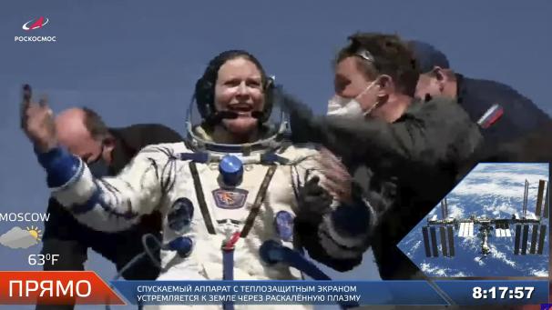 <p>Dieses Standbild von einem Video zeigt, wie ein Rettungsteam der russischen Raumfahrtagentur Kate Rubins (M), der Nasa-Astronautin aus den USA, beim Verlassen der Kapsel kurz nach der Landung der russischen Raumkapsel Sojus MS-17 hilft.</p>