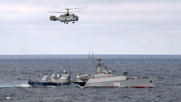 <p>Ein Hubschrauber der russischen Marine überfliegt ein russisches Kriegsschiff bei Manövern im Schwarzen Meer vor der Krim.</p>