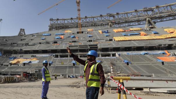<p>Bauarbeiter arbeiten am Lusail-Stadion, einem der Stadien der WM 2022.</p>