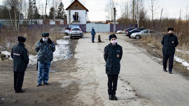 <p>Polizisten bewachen einen Eingang des Straflagers IK-2, wo der inhaftierte Kremlgegner Nawalny eine weitere Verschlechterung seines Gesundheitszustands beklagt.</p>