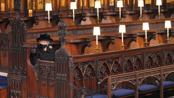 <p>Königin Elizabeth II. von Großbritannien nimmt an der Trauerfeier in der St.-Georgs-Kapelle auf Schloss Windsor teil.</p>