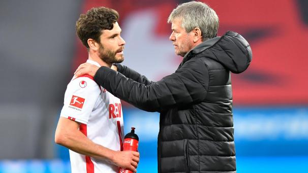 <p>Kölns Mittelfeldspieler Jonas Hector (l) redet nach dem Spiel mit Trainer Friedhelm Funkel.</p>