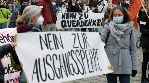 <p>Laut Veranstalter protestierten etwa 250 Menschen unter dem Motto „Nein zu Ausgangssperren! Gesundheitsschutz statt Einschränkung unserer Grundrechte!“</p>