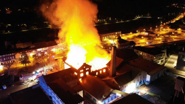 <p>Blick auf das Flammenmeer in der ehemaligen Brauerei von Diekirch.</p>
