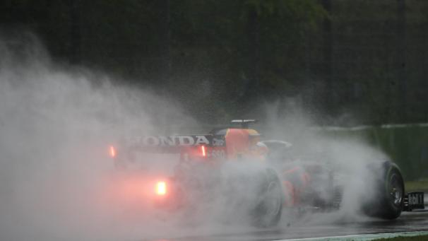 <p>Max Verstappen aus den Niederlanden vom Team Red Bull Racing steuert seinen Wagen auf der Rennstrecke.</p>