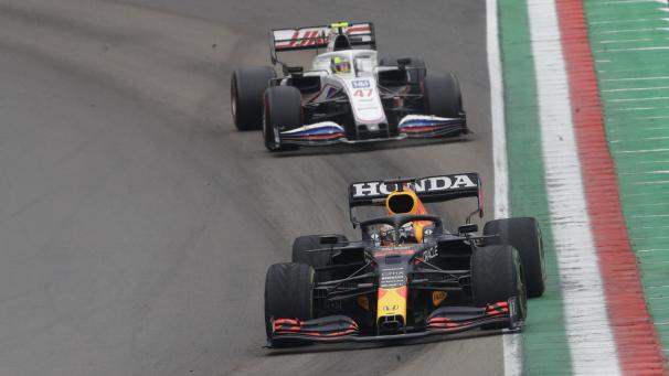 <p>Max Verstappen (vorne) aus den Niederlanden vom Team Red Bull Racing und Mick Schumacher aus der Schweiz vom Team Haas in Aktion.</p>