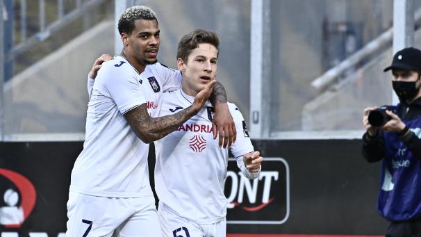 <p>Yari Verschaeren (rechts) erlöste Anderlecht mit dem späten 1:0.</p>