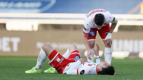 <p>Später K.o.: Mouscron steigt ab.</p>