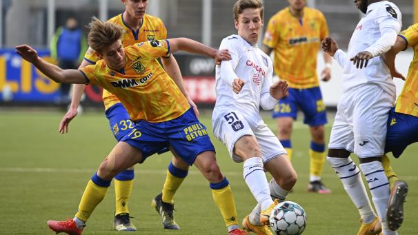 <p>Nationalspieler Yari Verschaeren (am Ball) brachte die späte Erlösung.</p>