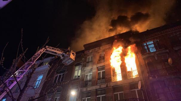 <p>Das Wohnhaus in der Rue Heyvaert stand in den frühen Morgenstunden lichterloh in Flammen.</p>