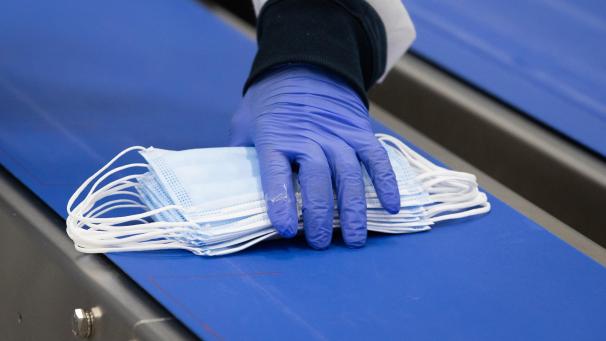 <p>Die hellblauen chirurgischen Masken sind eigentlich nicht zur Wiederverwendung gedacht.</p>