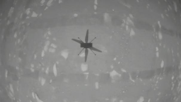 <p>Der Mars-Hubschrauber «Ingenuity» fliegt über der Marsoberfläche. Der Hubschrauber stieg am Montag von der staubigen roten Oberfläche in die dünne Marsluft auf und erreichte damit den ersten motorisierten, kontrollierten Flug eines Luftfahrzeugs auf einem anderen Planeten.</p>