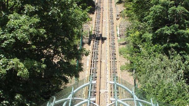 <p>Ein Blick von unten auf die Seilbahn von Spa</p>
