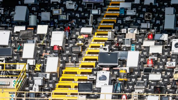 <p>Elektromüll statt Fans: Beim Heimspiel des Club Brügge gegen Royal Excell Mouscron wurden die Tribünen des Jan-Breydel-Stadions mit alten Fernsehern, Waschmaschinen &amp; Co. bestückt.</p>