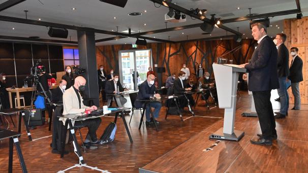<p>Der CSU-Chef und bayerische Ministerpräsident Markus Söder (r) gibt nach dem CSU-Präsidium eine Pressekonferenz. Im Machtkampf von CDU und CSU um die Kanzlerkandidatur der Union bleiben die Fronten festgefahren.</p>