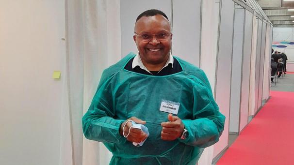 <p>Dekan Vital Nlandu verabreicht Impfungen in Malmedy.</p>