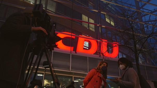 <p>Die CDU-Spitze hat am Montagabend ihre entscheidenden Beratungen zum weiteren Vorgehen im Machtkampf zwischen Parteichef Laschet und dem CSU-Vorsitzenden Söder um die Kanzlerkandidatur aufgenommen.</p>