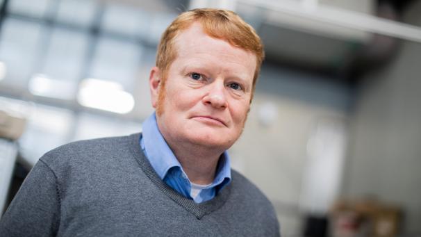 <p>Christof Asbach, Präsident der Gesellschaft für Aerosolforschung und Bereichsleiter für Luftreinhaltung und Filtration, steht in einer Halle des Instituts für Energie und Umwelttechnik.</p>