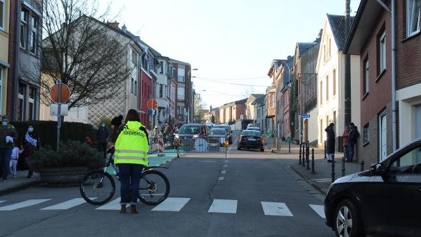<p>Keine chaotischen Zustände am Dienstagmorgen: Die Eltern haben sich der neuen Verkehrssituation rund um die SGO angepasst. Zur Stoßzeit, kurz nach acht Uhr, ging es in der unteren Hisselsgasse ganz gesittet zu.</p>