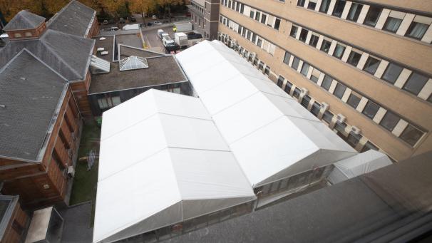 <p>Die Zelte des Vervierser Behelfs-Krankenhauses bleiben vorerst stehen.</p>