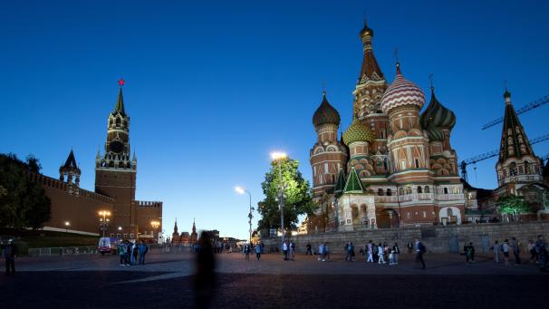 <p>Einheimische und Touristen machen vor dem Kreml am Roten Platz einen Abendspaziergang.</p>