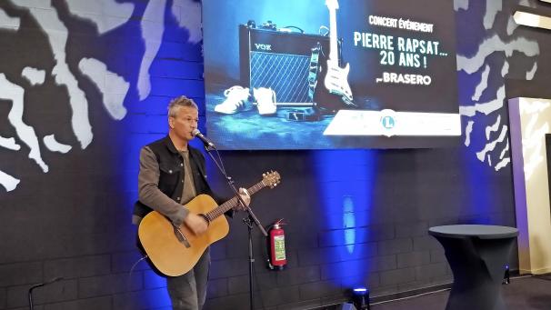 <p>Die Tribute-Band Brasero (das Foto zeigt Leadsänger Olivier Fivet) wird ihrem Vorbild Pierre Rapsat zu dessen 20. Todestag vier Konzerte widmen. Das erste wurde auf den 15. April 2022 im neuen Malmedyer Konzertsaal La Scène terminiert.</p>