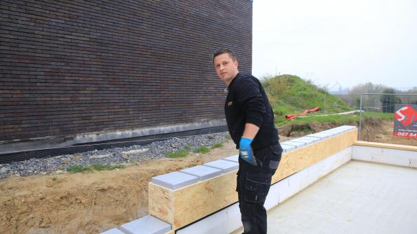 <p>Bauherr Justin Raxhon legt beim Hausbau selbst Hand an.</p>