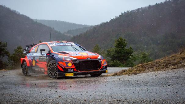 <p>Thierry Neuville (r.) und sein neuer Copilot Martijn Wydaeghe errangen zum WM-Saisonauftakt 2021 zwei Podiumsplätze.</p>