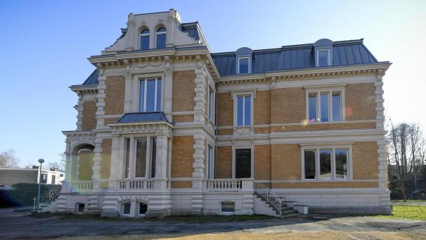 <p>Ein schmuckes Gebäude, das jedoch bauliche Mängel aufweist: Die Villa Peters bleibt auch weiterhin im Besitz der Deutschsprachigen Gemeinschaft, die derzeit mit dem beauftragten Bauunternehmer vor Gericht steht.</p>