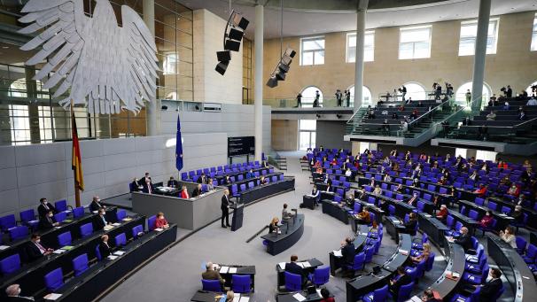 <p>Dem Beschluss ging ein verbaler Schlagabtausch im Bundestag voraus.</p>