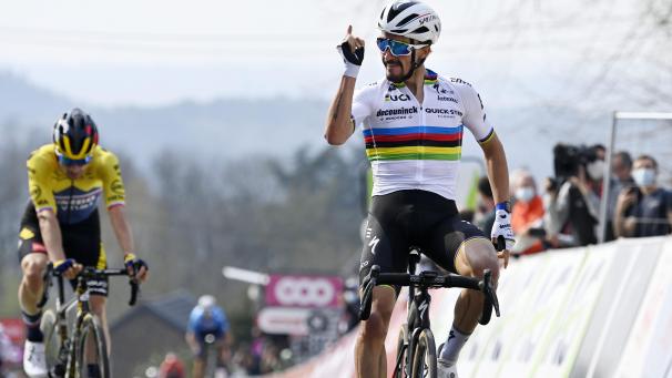 <p>Julian Alaphilippe (rechts) überholte Primoz Roglic (links) in einem spannenden Finale.</p>