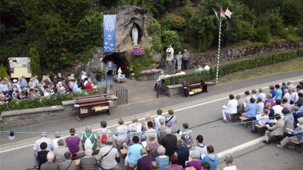 <p>So dicht beieinander sitzen wie hier bei der Marienfeier in Schönberg werden die Besucher der Gottesdienste nicht. Je 50 Personen werden pro Messe zugelassen.</p>