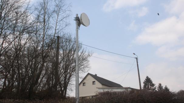 <p>Über eine Richtfunkverbindung zwischen der Antenne auf dem Schönberger Kalvarienberg und der neuen Antenne in Setz (Foto) gelangt schnelles Internet in den Ourgrund.</p>