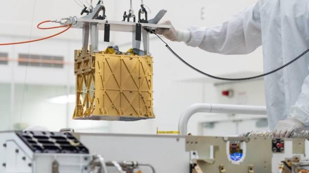 <p>Techniker in einem Nasa-Labor führen das wissenschaftlichen Gerät namens „Moxie“ (Mars Oxygen In-Situ Resource Utilization Experiment) von der Größe eines Toasters in das Innere des Mars-Rover „Perseverance“ ein (undatierte Aufnahme). Der Rover «Perseverance» hat auf dem Mars erstmals Sauerstoff extrahiert.</p>