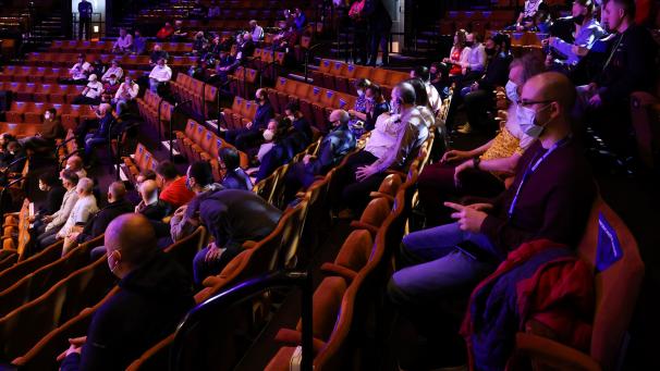 <p>Bei der Snooker-eltmeisterschaft im Crucible Theatre in Sheffield dürfen Zuschauer mit Mund-Nasen-Schutz auf der Tribüne zusehen.</p>