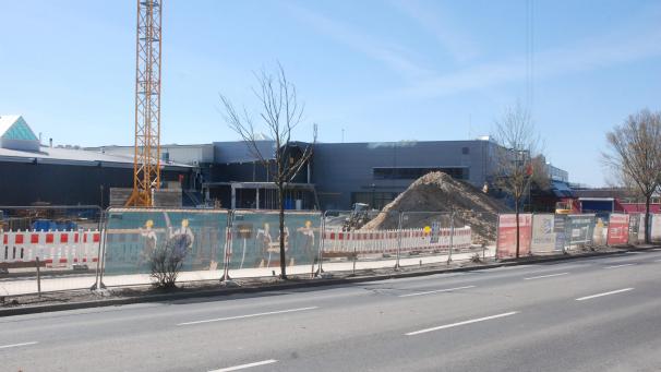 <p>Der vordere Teil des Knauf Shopping Centers wurde abgerissen und weicht einem Neubau. Bis zum zweiten Quartal 2022 sollen ein neuer Flagship-Store, ca. 15 weitere Geschäfte und drei neue Restaurants ihre Pforten öffnen.</p>